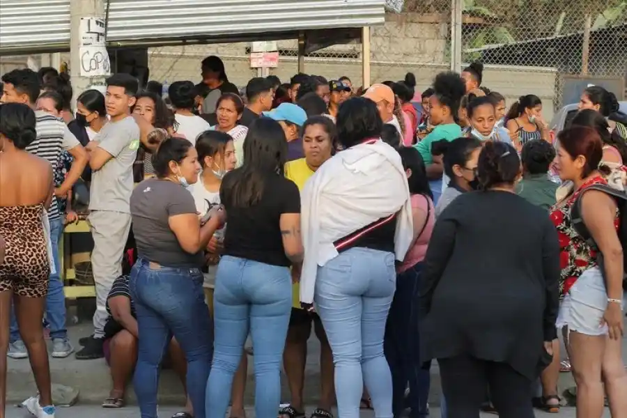 Familiares de los detenidos, en las afueras