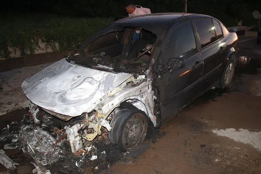 El fuego destruyó un auto en cercanías a la escollera