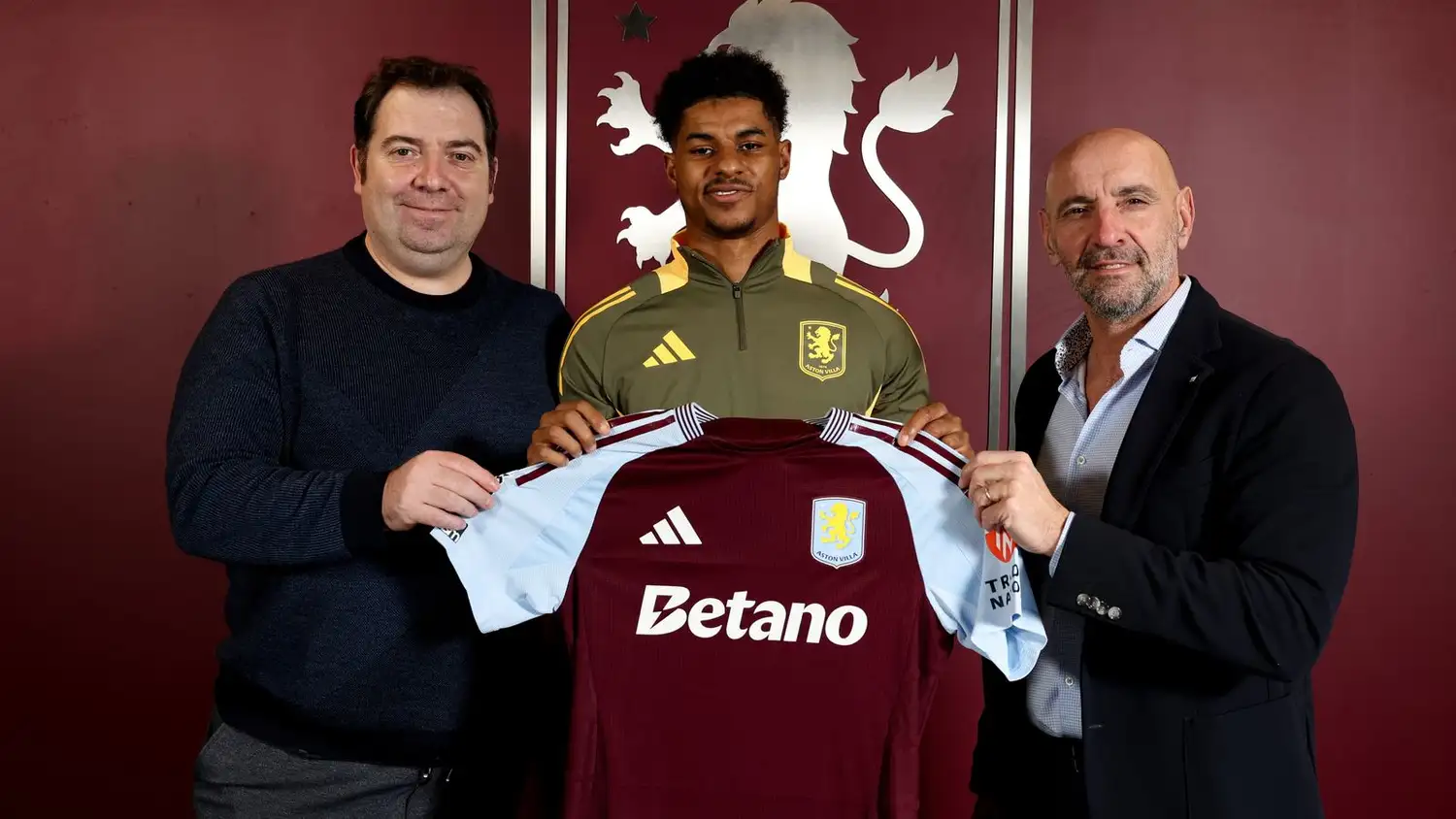 Marcus Rashford luego de firmar su contrato con Aston Villa.