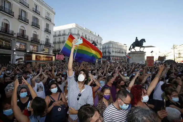 Conmoción en España: asesinan a golpes a un joven por ser homosexual