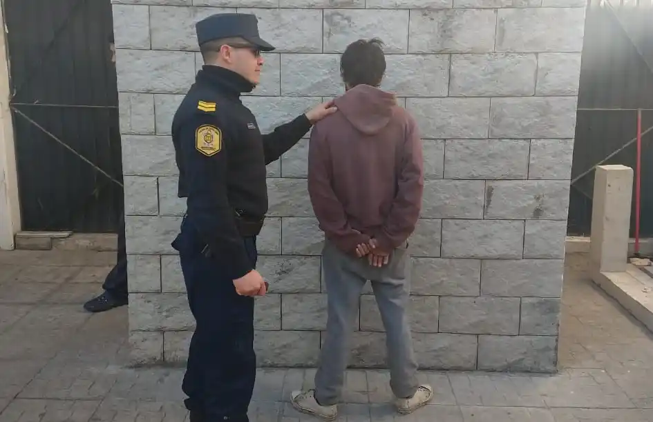 Detienen a un hombre robando autopartes de un desarmadero
