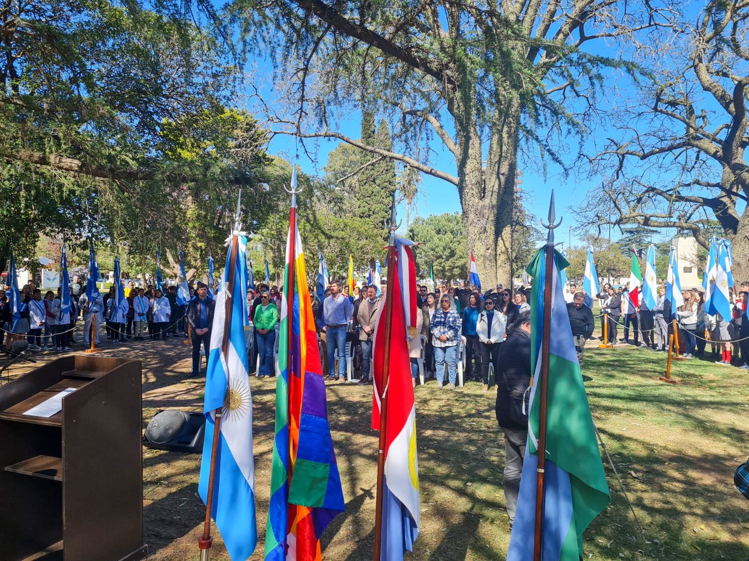 La plaza San Martín fue el escenario para el acto oficial, con un colorido marco.