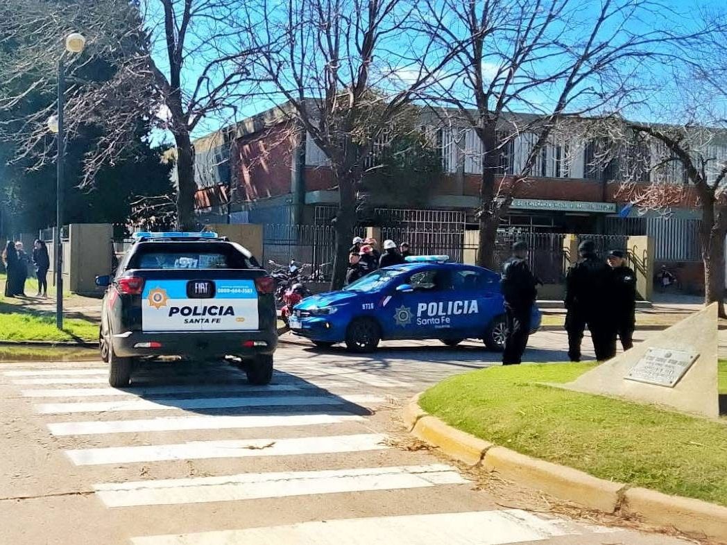 Fuerzas de seguridad trabajaron en el edificio de calle Alem y Juan Bautista Alberdi. Foto: Radio Jota.