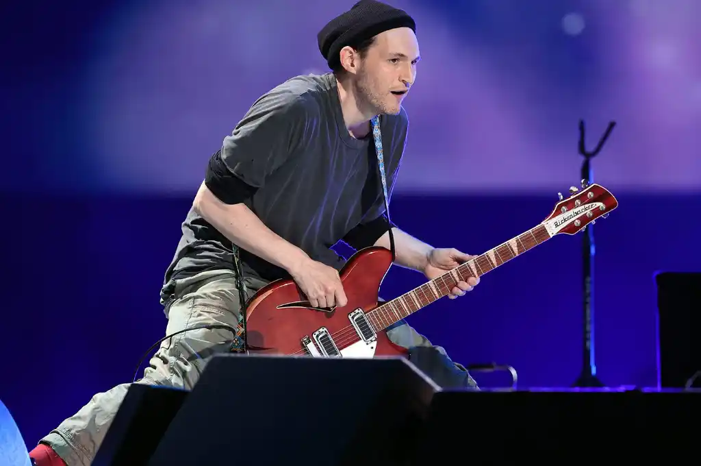 Josh Klinghoffer tocando en vivo.
