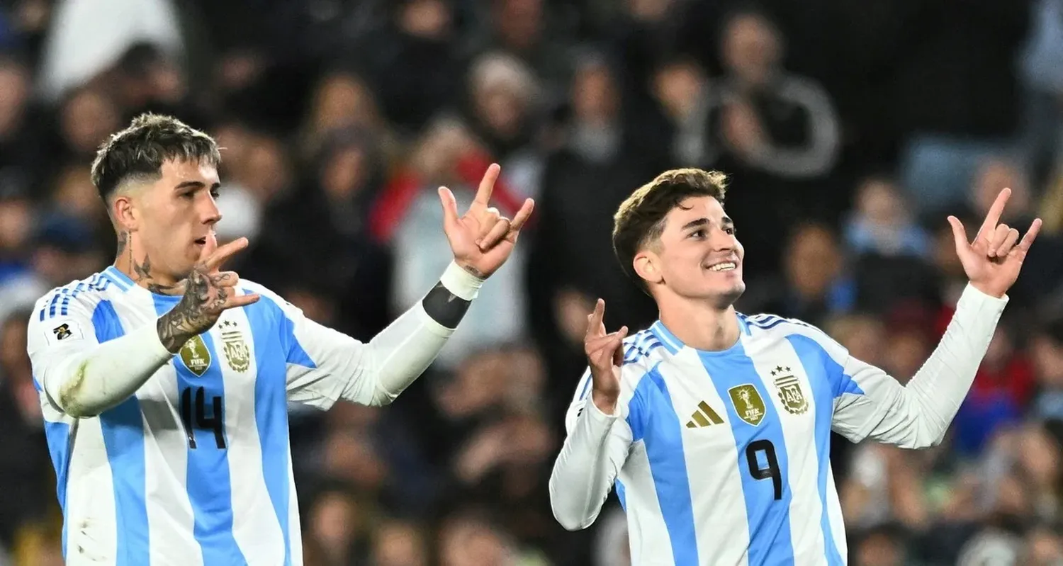 Enzo Fernández y Julián Alvarez en el festejo de uno de los goles de la gran actuación de la selección argentina ante Chile, en la noche del jueves en el Monumental. Reuters