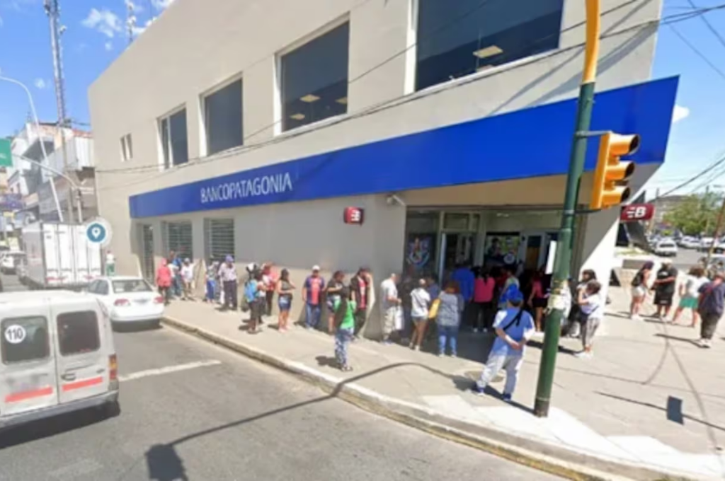 La sucursal del Banco Patagonia de Laferrere fue escenario de un robo particular. (Foto: gentileza Primer Plano).