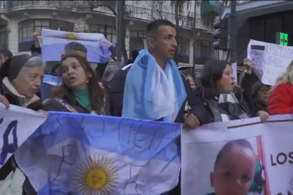 Sigue la búsqueda de Loan: familiares se movilizaron en la Plaza de Mayo
