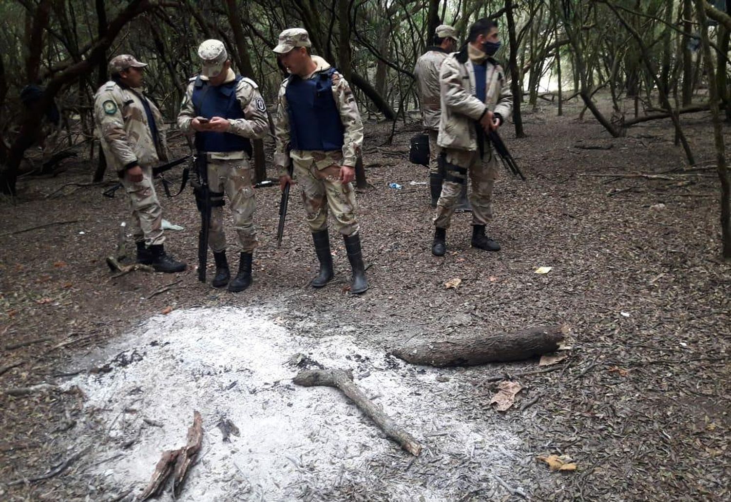 Sorprendidos por la policía, arrojaron tres armas de fuego al río Gualeguaychú