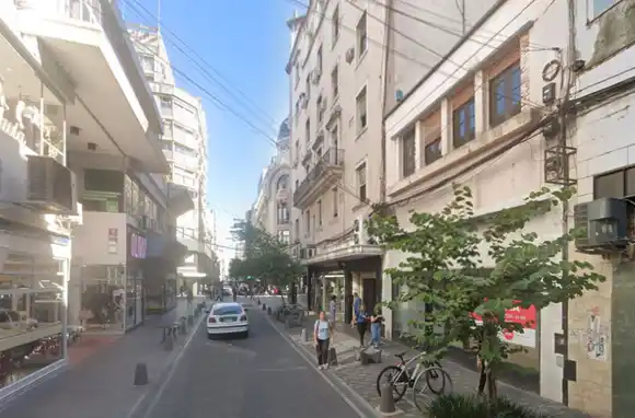 Derrumbe en pleno centro de Rosario: cayó mampostería de un antiguo balcón