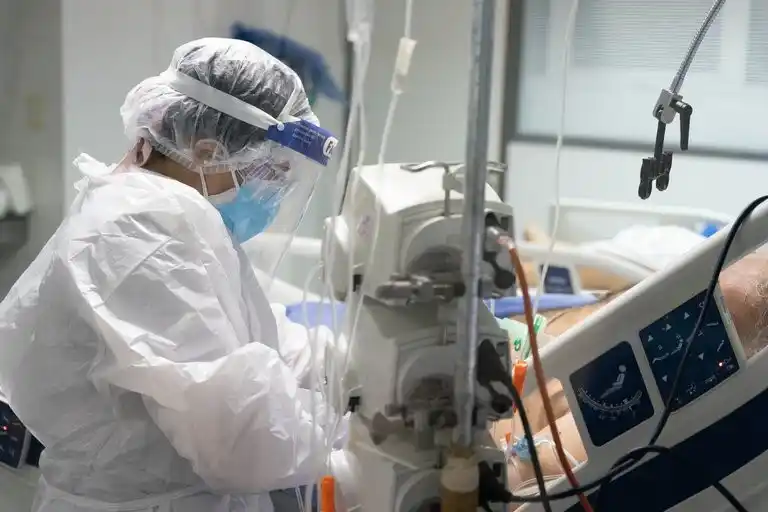 Argentina pasó del elogio a contar con la tasa de positivos más alta del mundo