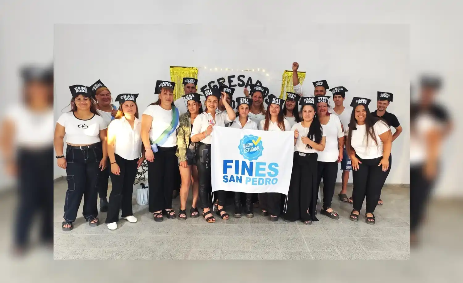 Los 18 egresados de la secundaria de adultos de Los Cazadores.