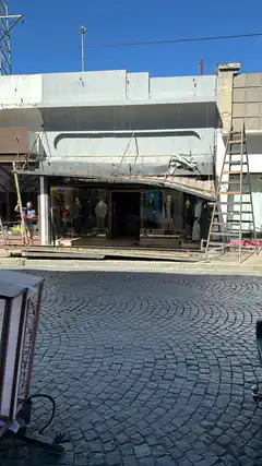 Estaban trabajando sobre un cartel y se cayeron: fueron hospitalizados