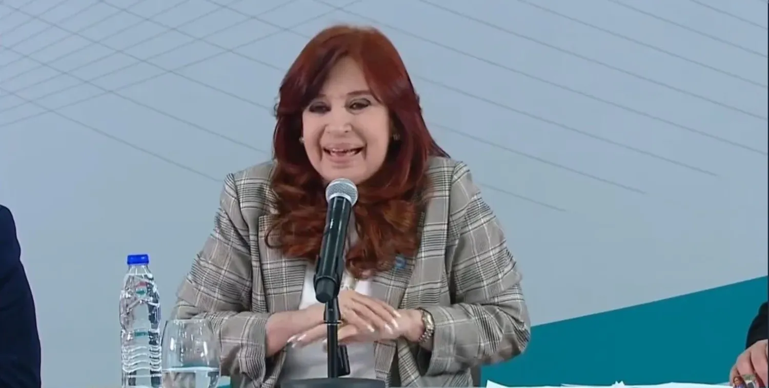 "Me gustaría pedirle a Milei que deje de recurrir a gestos fálicos", criticó Cristina Fernández de Kirchner por sus expresiones en los discursos al presidente Javier Milei.