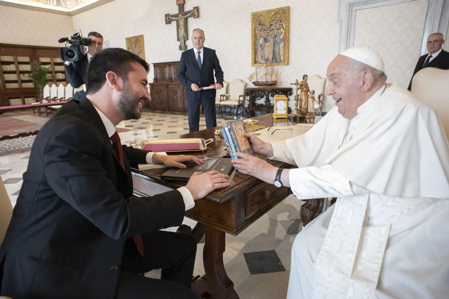 Nahuel Sotelo y el Papa Francisco.