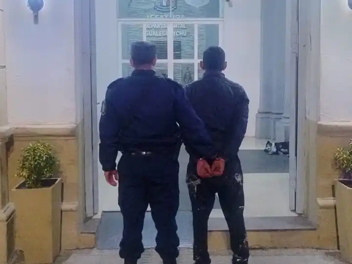Se metió de madrugada a una cancha de pádel y el dueño lo descubrió por las cámaras