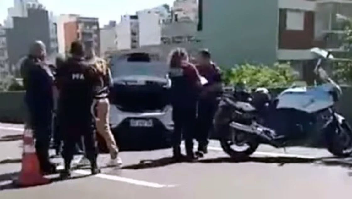 Terror en la Autopista 25 de Mayo: tiroteo entre la Policía y tres hombres