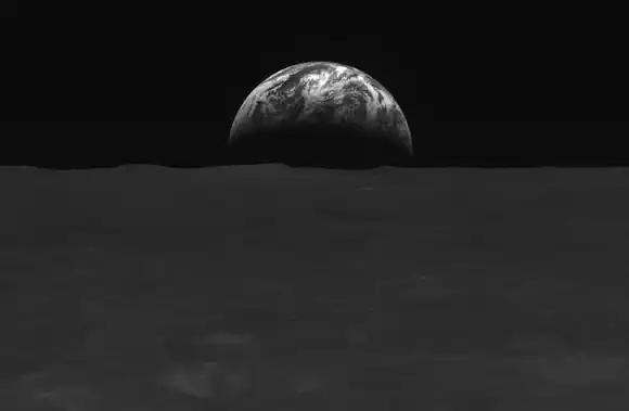 Una sonda espacial comenzó a  transmitir fotos de la Luna y la Tierra