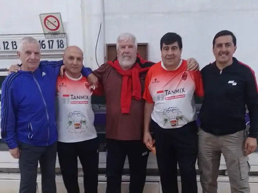 Carlos Martínez, Mauricio Pérez, José Gianolli, presidente de M5M, Eduardo Madril y Daniel Bronzovich, presidente de la Asociación de Bocha de Tandil.
