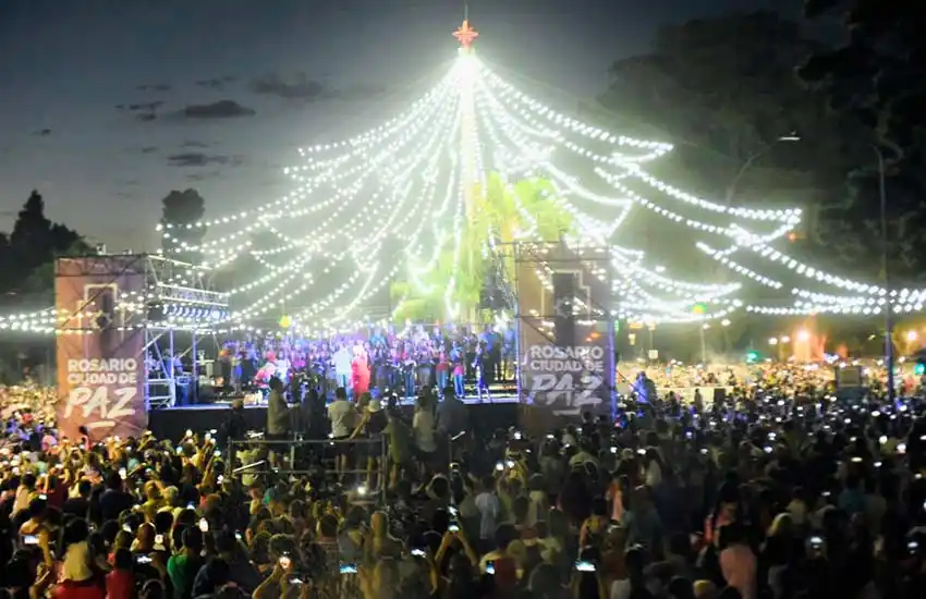 ¿Noche de paz? la del encendido del arbolito del Parque Independencia fue la espera más larga de la historia