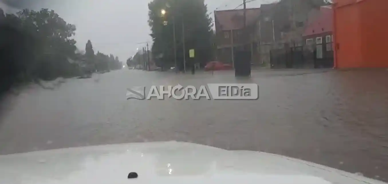 Urquiza al Oeste se transformó en un río: el agua tapa hasta las veredas