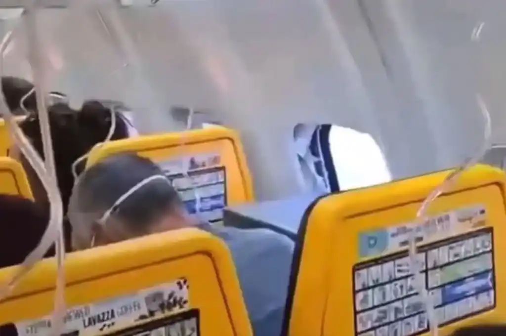 Se rompió un ventanilla y succionó a un pasajero