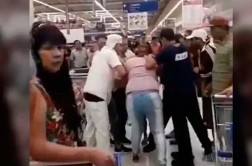 Oferta dolorosa: dos mujeres a las piñas por una bandeja de milanesas en un supermercado