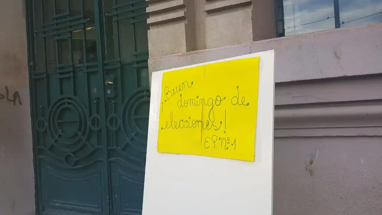 Escuela 1: faltan presidentes de mesa y “el primer votante tendrá que hacerse cargo”