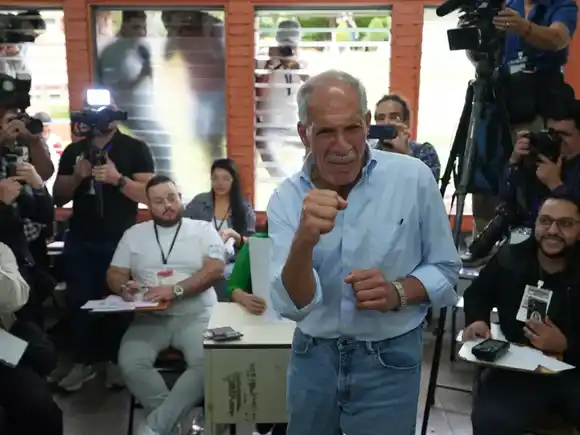 Por pequeño margen: candidato de TRUMP encabeza elecciones en HONDURAS