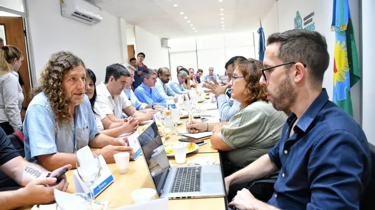 Paritarias 2023: Tras encaminar el acuerdo con los docentes, la Provincia convocó a los estatales