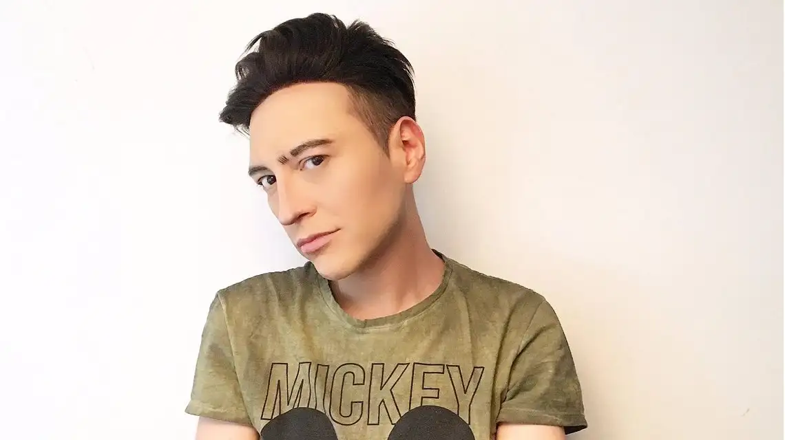 Platinado y de ojos celeste: mirá el nuevo look de Leo García