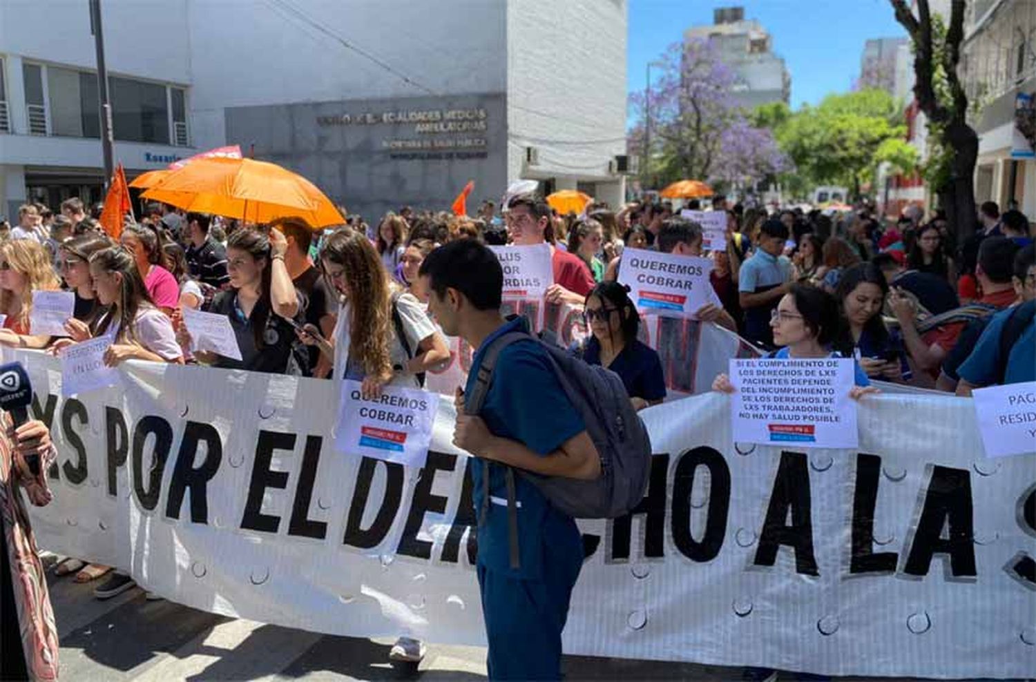 Médicos marchan a Gobernación por falta de pago: «Algunos todavía trabajan totalmente gratis»