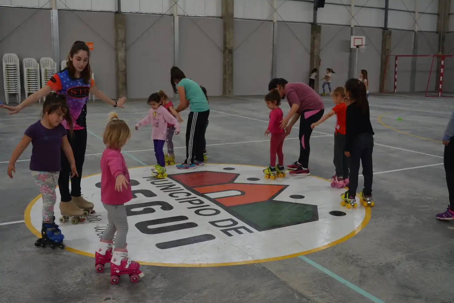 Iniciaron las clases de patín artístico en la Escuela Municipal de Deportes