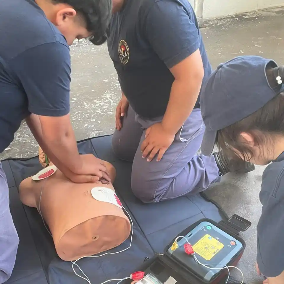 Bomberos Voluntarios capacitaron a Cadetes