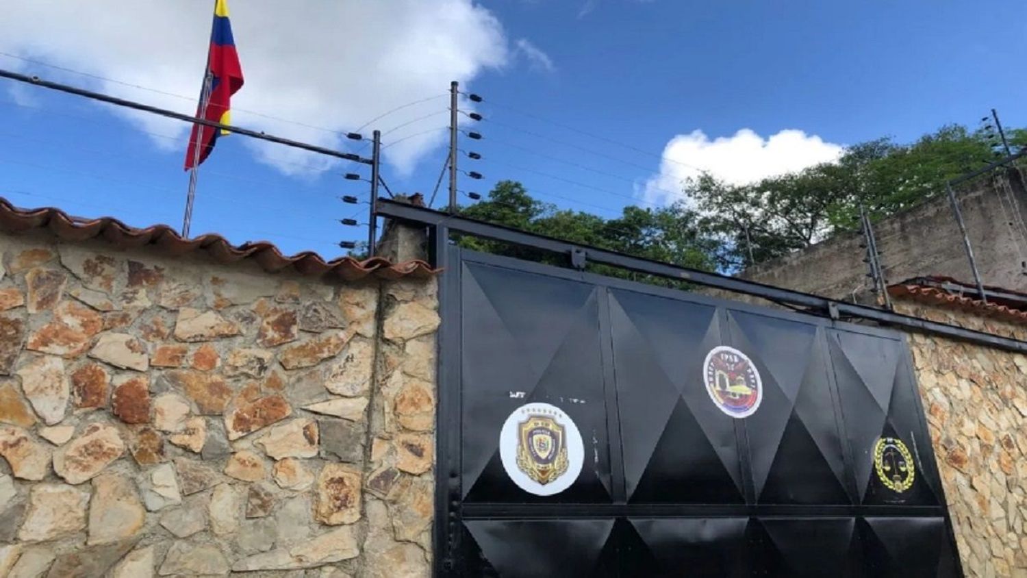 ¡INVESTIGAN A LOS POLICÍAS QUE ESTABAN DE GUARDIA! ABATIDOS 2 hombres fugados de cárcel de la PNB