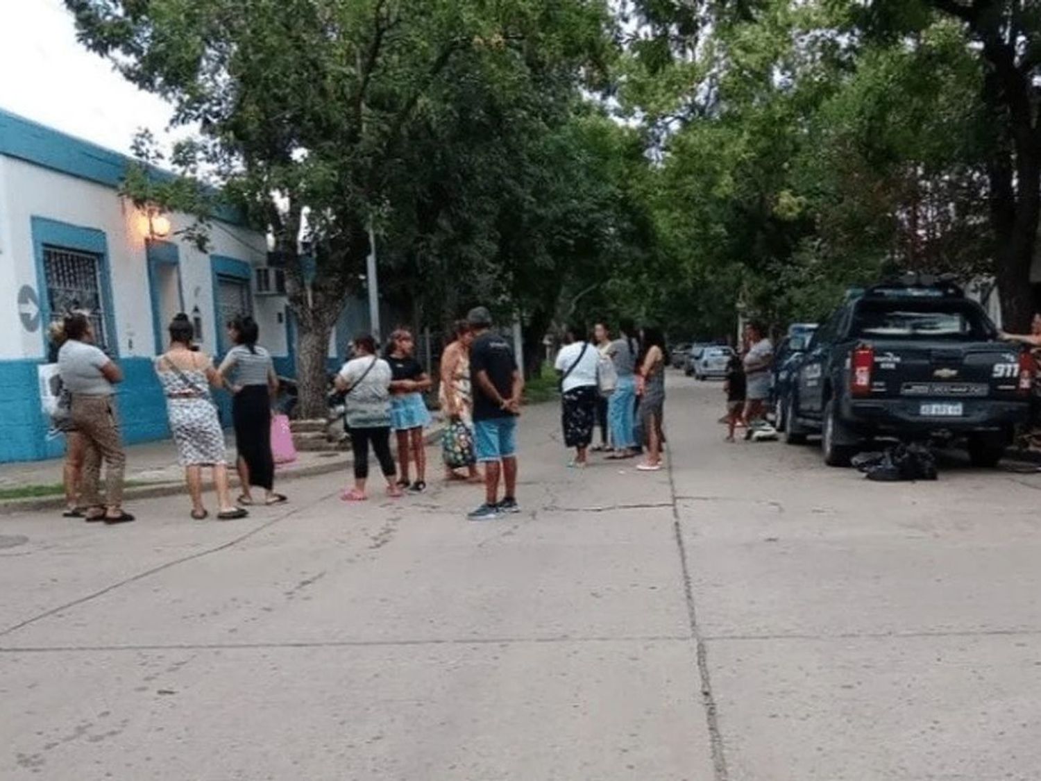 Familiares se concentraron en la puerta de la seccional para seguir de cerca la situación y también sumarse al reclamo.