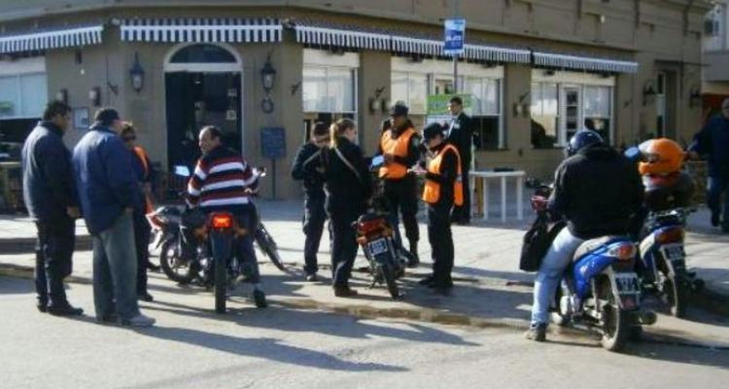 Multaron a cuatro motociclistas por circular sin casco