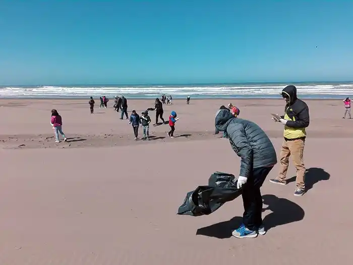 Una gran mayoría de los residuos encontrados en la playa son plásticos