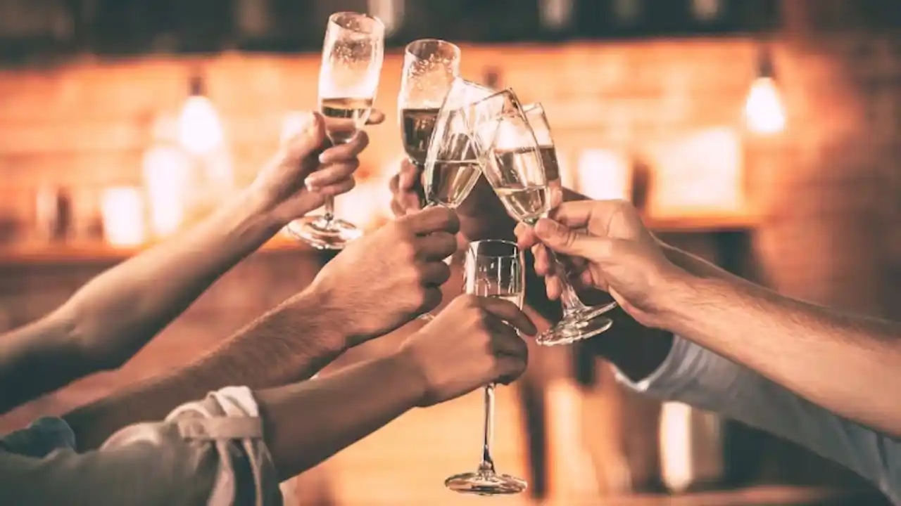 Cómo aliviar la resaca de Navidad: Consejos para superar los efectos de los excesos festivos