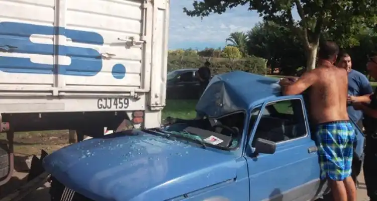 Fiat Spazio embistió a un camión que estaba estacionado sobre avenida Sarmiento