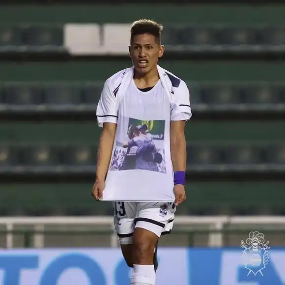 El concordiense Eric Ramírez festejó  su gol con una imagen de Maradona