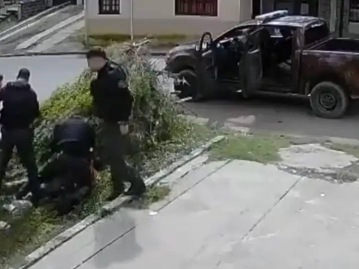 Los policías metieron al joven adentro de la caja de la camioneta.