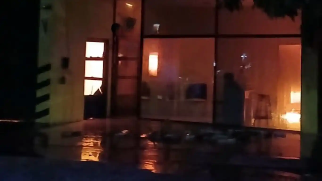 Un voraz incendio afectó a un galpón en el barrio Centro