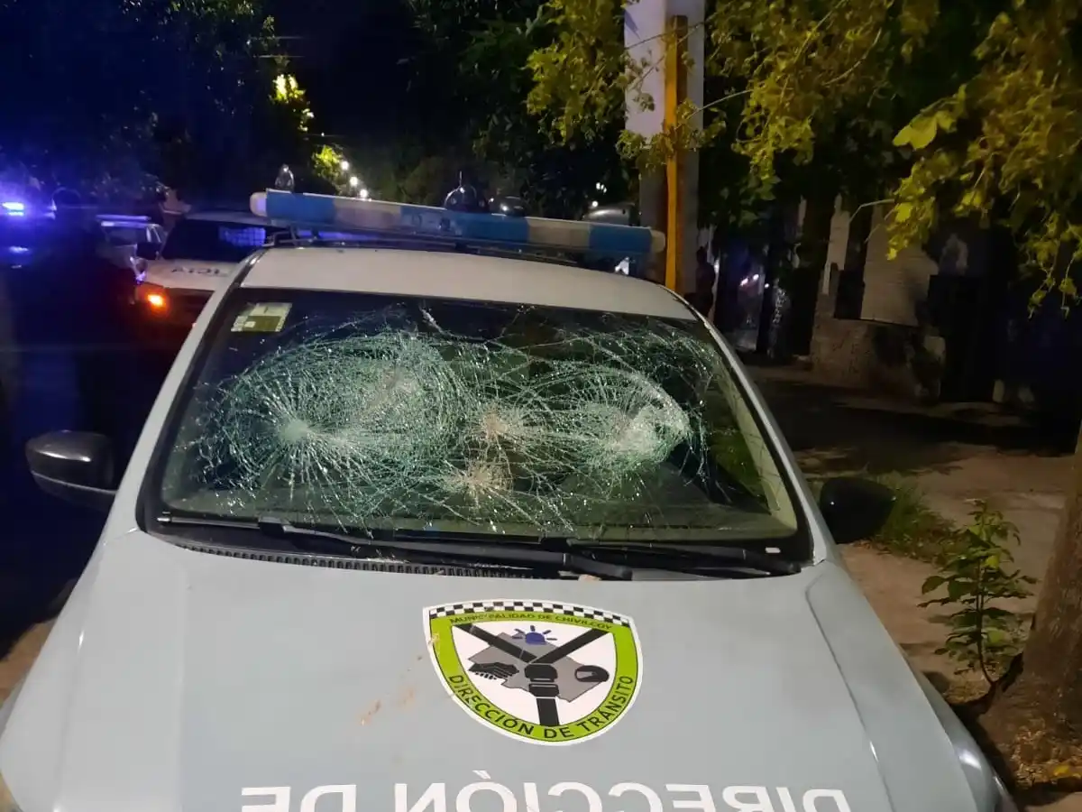 Así quedó el móvil agredido a piedrazos.