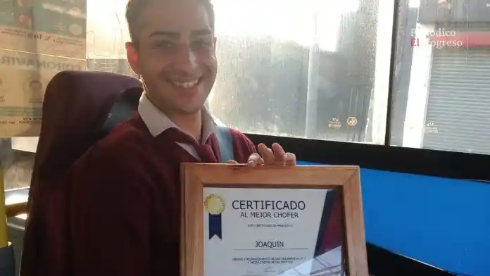 Video: En pleno recorrido, pasajeros de la línea 418 hicieron detener a un colectivero para hacerle un homenaje sorpresa