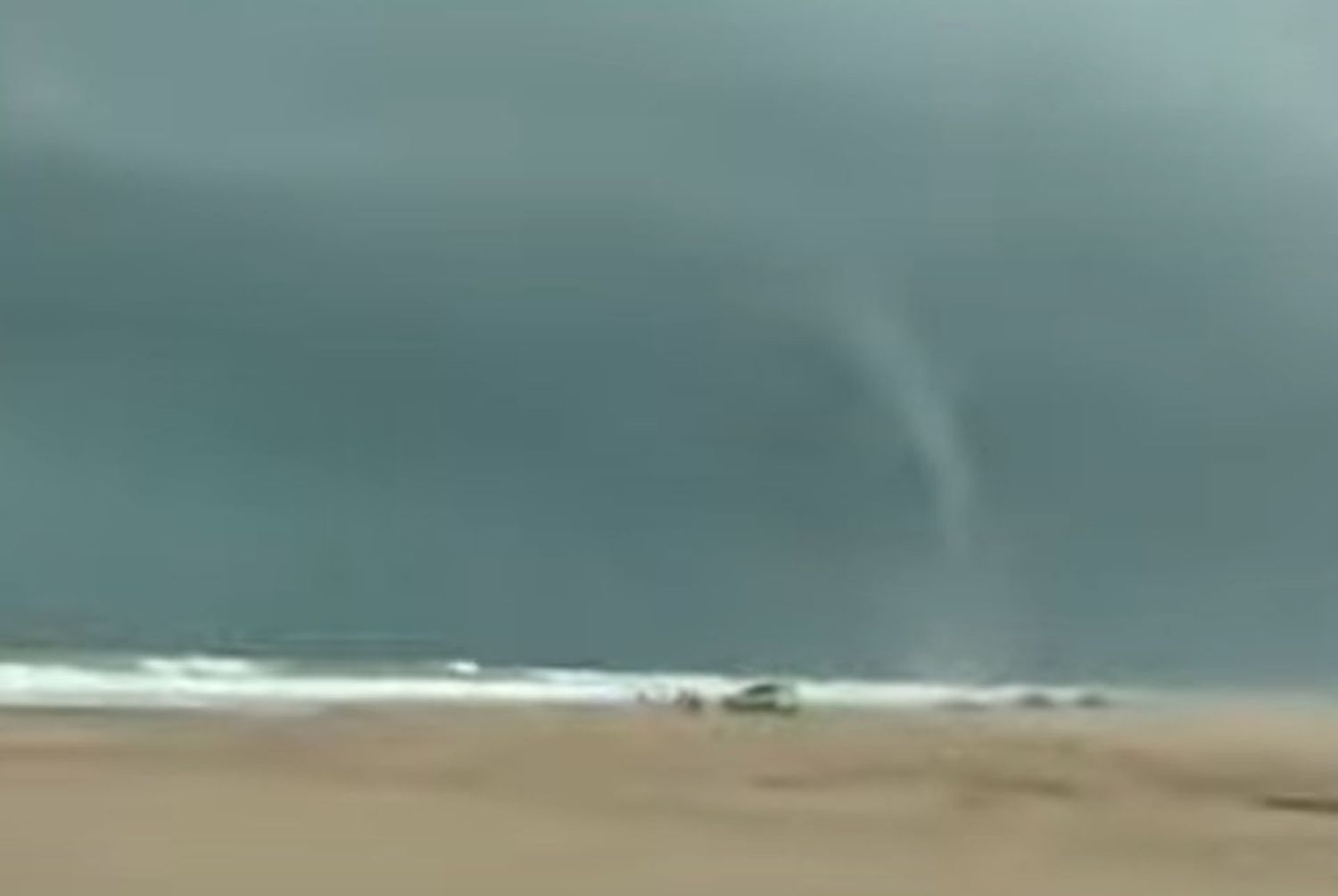 Una tromba marina impactó en las playas de Reta