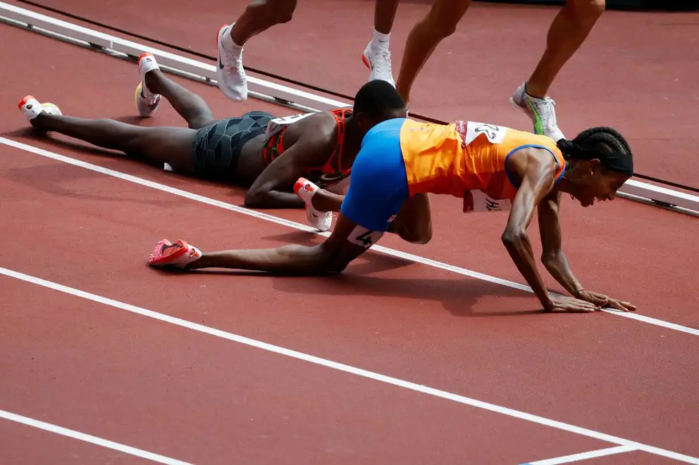 Se cayó y quedó última en los 1500 metros, pero se levantó y ganó la carrera