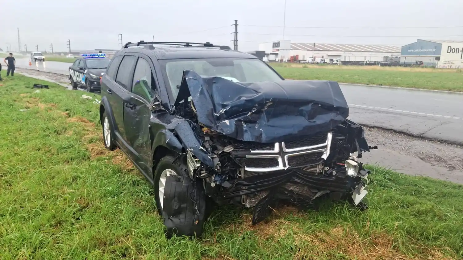 Fuerte choque entre dos camionetas bajo la lluvia en la autopista Rosario-Buenos Aires: hay tres heridos