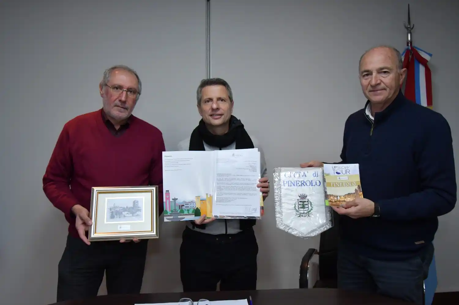 El intendente Bernarte junto al presidente de la Asociación Familia Piamontesa y tesorero de la FAPA, José Luis Vaira y el primer vocal titular de la Asociación Familia Piamontesa, Miguel Ángel Bono.