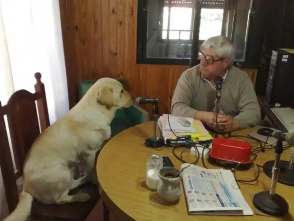 Juan Carlos Cuesta, su mascota y el ejemplar del diario El Informe sobre la mesa.