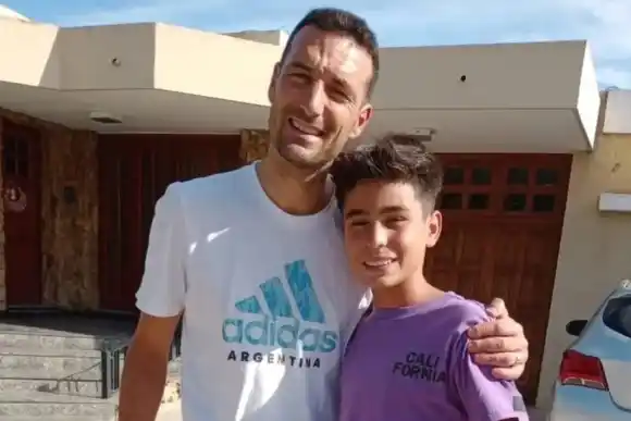 Lionel Scaloni se emocionó con el regalo especial que le hizo un nene en la puerta de su casa